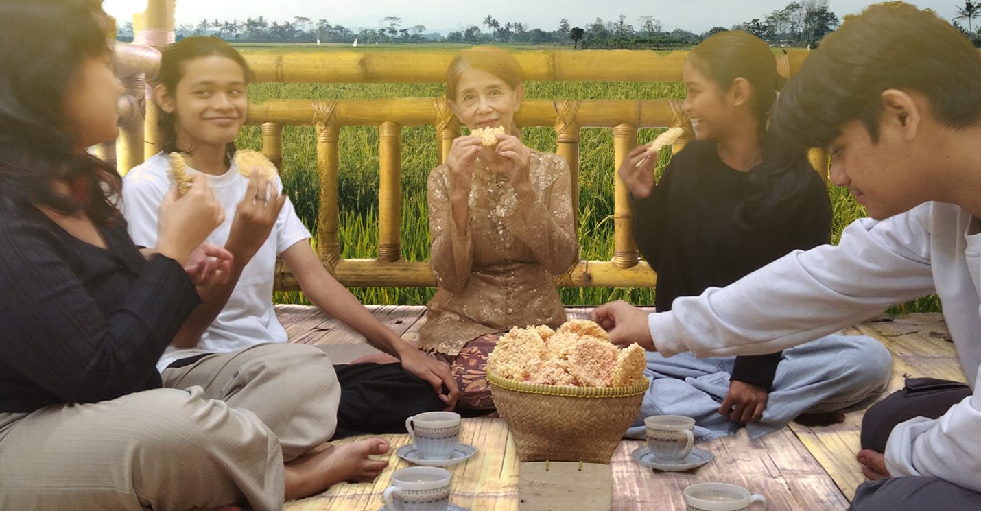 Keluarga menikmati Ranginang